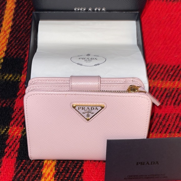 Prada wallet preloved beautiful soft pink pristine condition - Picture 2 of 8